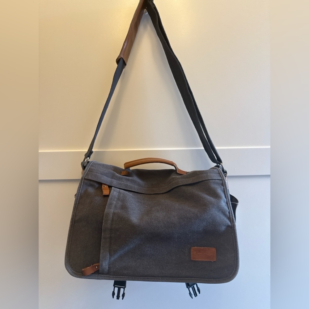 ESTARER Gray Canvas Messenger Laptop Bag w/ Leather Trim
*FLAW* See Description
